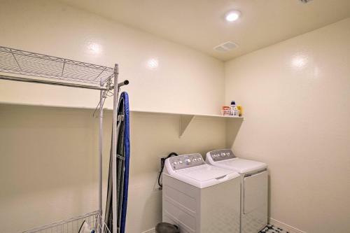 Townhome With Pool Access, Outdoor And Urban Fun!