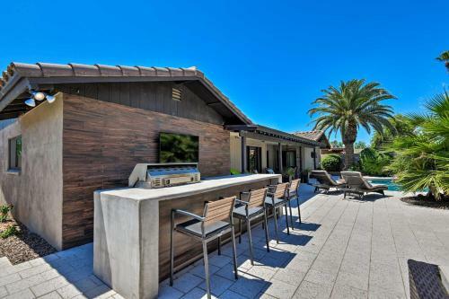 Contemporary Oasis With Outdoor Bar And Pool Table!