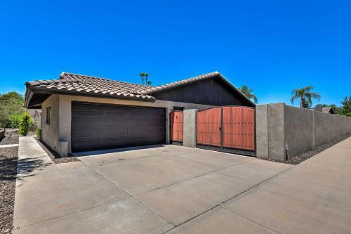 Contemporary Oasis With Outdoor Bar And Pool Table!