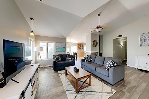 Unique Oasis - Private Pool, Outdoor Kitchen, Gym Home