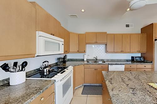 Unique Oasis - Private Pool, Outdoor Kitchen, Gym Home