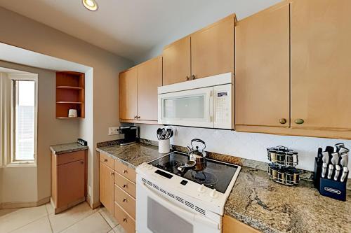 Unique Oasis - Private Pool, Outdoor Kitchen, Gym Home