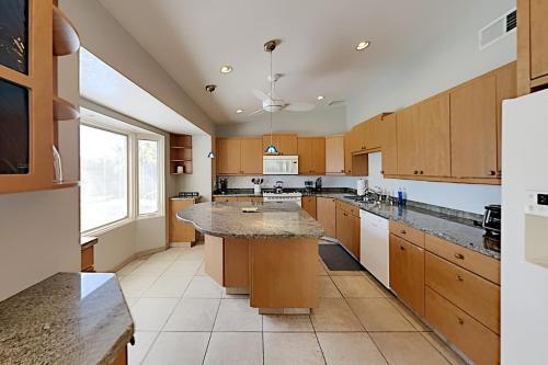 Unique Oasis - Private Pool, Outdoor Kitchen, Gym Home
