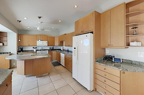 Unique Oasis - Private Pool, Outdoor Kitchen, Gym Home