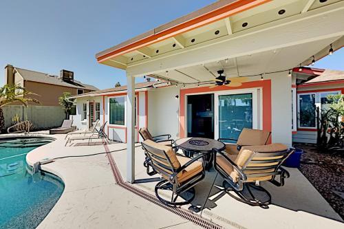 Unique Oasis - Private Pool, Outdoor Kitchen, Gym Home