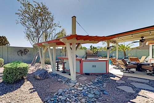 Unique Oasis - Private Pool, Outdoor Kitchen, Gym Home