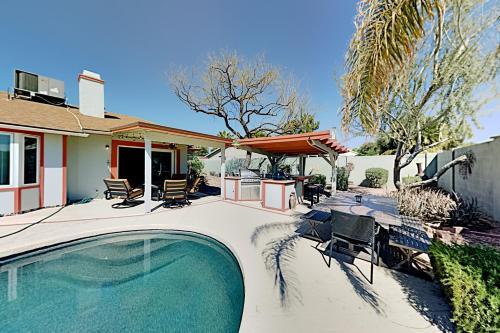 Unique Oasis - Private Pool, Outdoor Kitchen, Gym Home