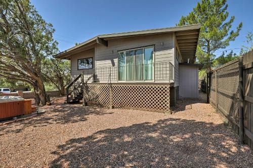 Sedona Getaway With Hot Tub, Deck, And Red Rock Views!