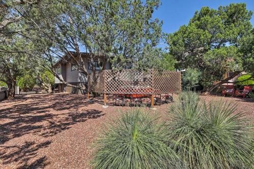 Sedona Getaway With Hot Tub, Deck, And Red Rock Views!