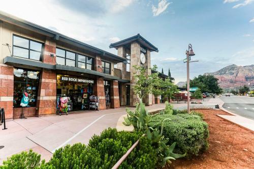 Unique Uptown Townhome With Spacious Yard And Fire Pit