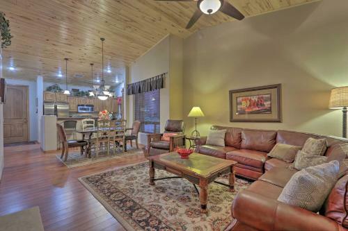 Show Low Townhome With Deck And Barbecue Grill!