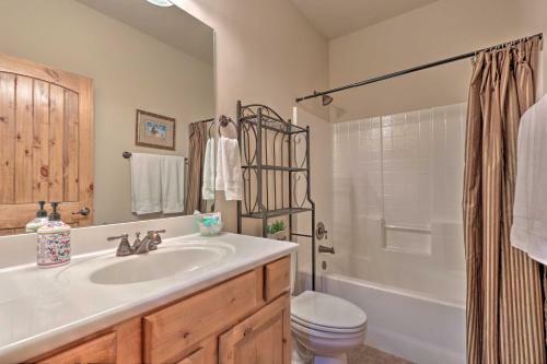 Show Low Townhome With Deck And Barbecue Grill!