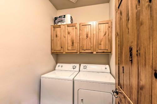 Updated Show Low Townhome With Balcony And Grill!