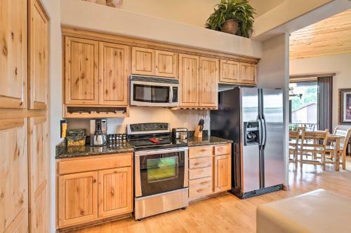 Updated Show Low Townhome With Balcony And Grill!