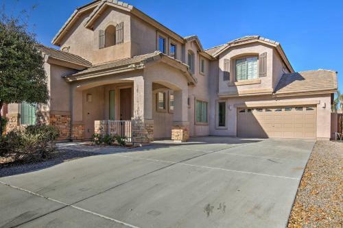 Luxurious Home With Pool, 2 Mi To Surprise Stadium!