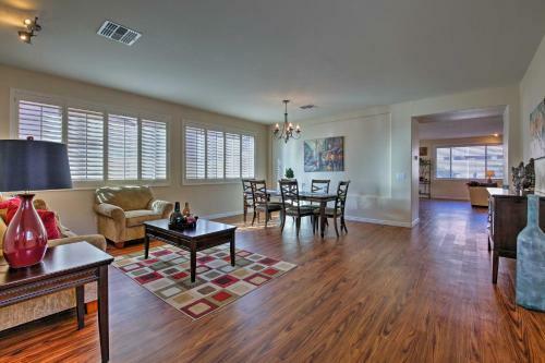 Luxurious Home With Pool, 2 Mi To Surprise Stadium!