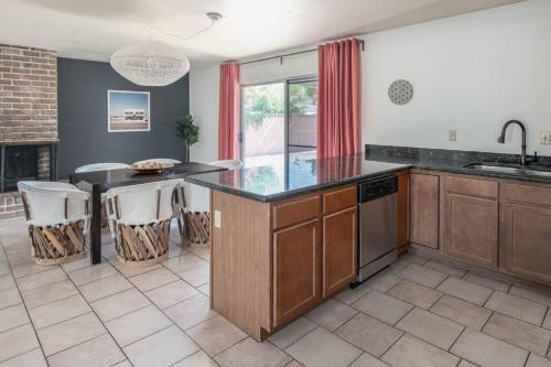 Spacious 5br Home In Tempe By Wanderjaunt