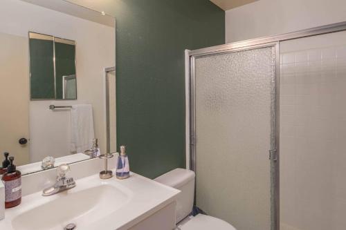 Spacious 5br Home In Tempe By Wanderjaunt