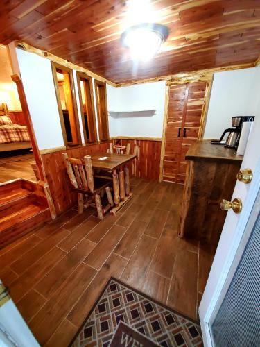 Hotel Log Cabin Inn
