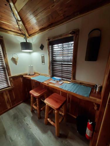 Hotel Log Cabin Inn
