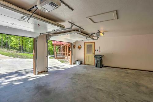 Private Eureka Springs Cabin With Beaver Lake Views!