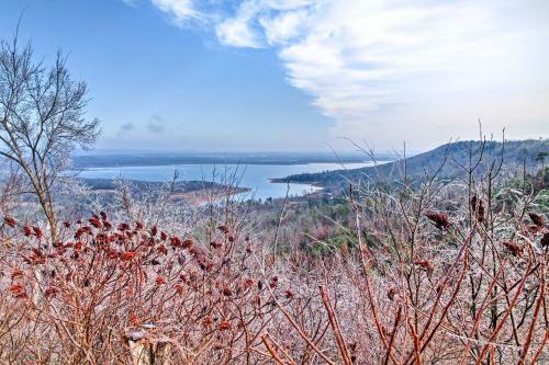 Greers Ferry Lake Home With 2 Decks, Bbq And Fire Pit!