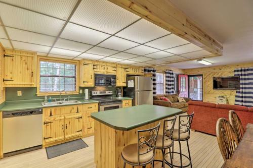 Greers Ferry Lake Home With 2 Decks, Bbq And Fire Pit!