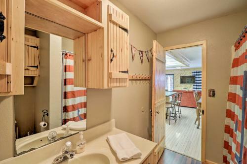 Greers Ferry Lake Home With 2 Decks, Bbq And Fire Pit!