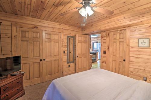 Hideaway Cabin - Walk To Greers Ferry Lake!