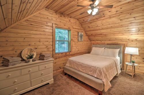 Hideaway Cabin - Walk To Greers Ferry Lake!