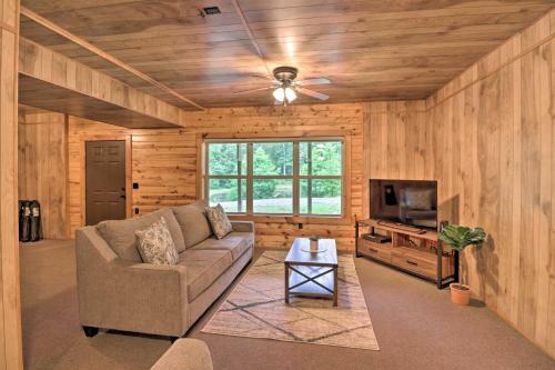 Hideaway Cabin - Walk To Greers Ferry Lake!