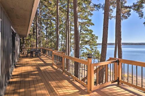 Waterfront Getaway With Furnished Deck And Grill!