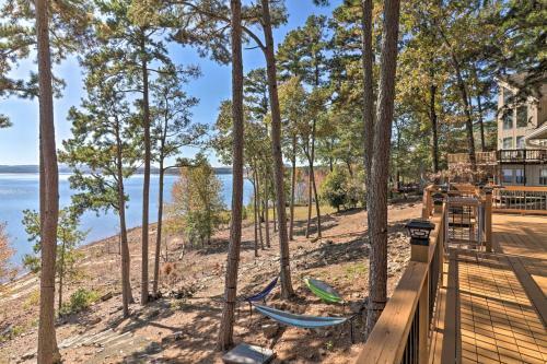 Waterfront Getaway With Furnished Deck And Grill!