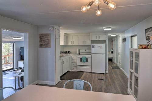 Waterfront Getaway With Furnished Deck And Grill!