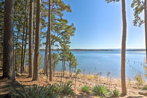 Waterfront Getaway With Furnished Deck And Grill!