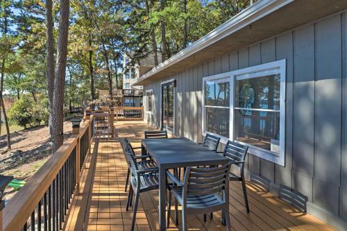 Waterfront Getaway With Furnished Deck And Grill!