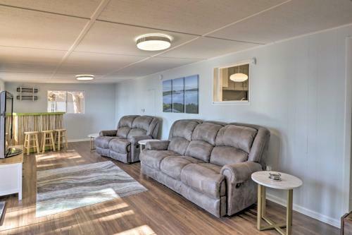 Waterfront Getaway With Furnished Deck And Grill!