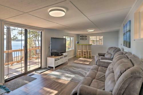 Waterfront Getaway With Furnished Deck And Grill!