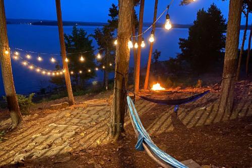 Waterfront Getaway With Furnished Deck And Grill!