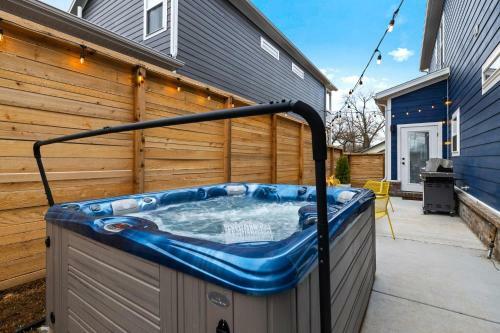 Big Blue On Main - Hot Tub Open