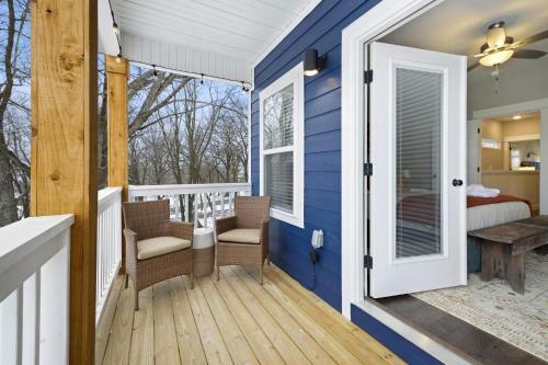 Big Blue On Main - Hot Tub Open
