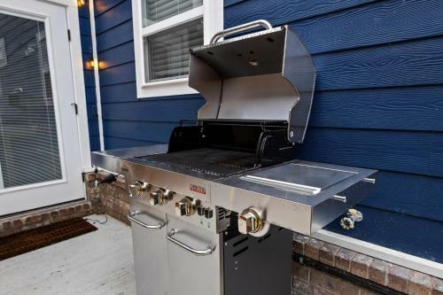 Big Blue On Main - Hot Tub Open