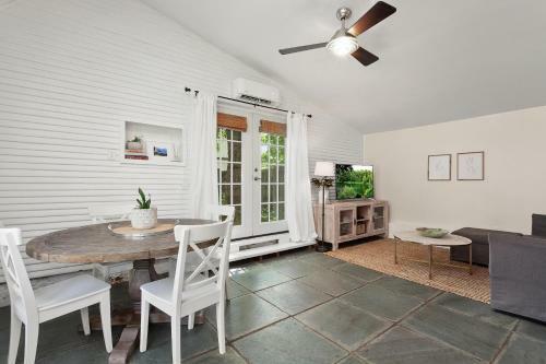 Greenhouse Cottage - Central Location