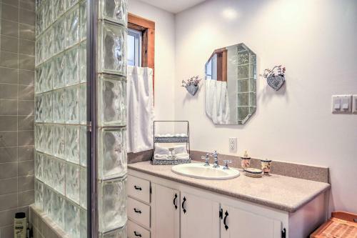 Mallards Rest Waterfront Hot Springs Home!
