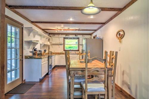 Mallards Rest Waterfront Hot Springs Home!