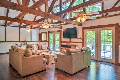 Mallards Rest Waterfront Hot Springs Home!