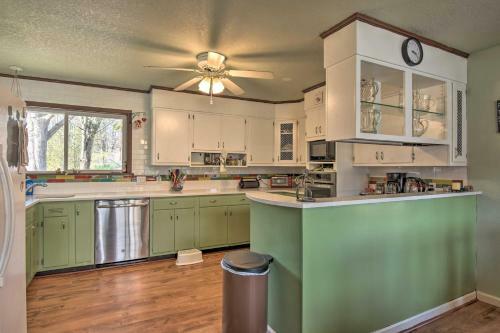 Lakefront Hot Springs Home With Updated Deck And Dock!