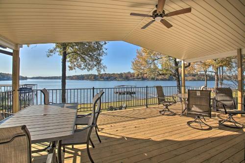 Spacious Hot Springs Escape On Lake Hamilton!