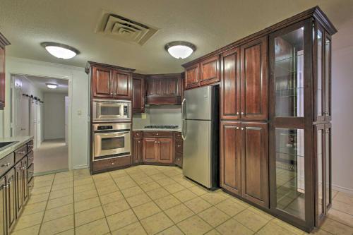 Expansive Home With Pool, 0 4 Miles To Oaklawn!