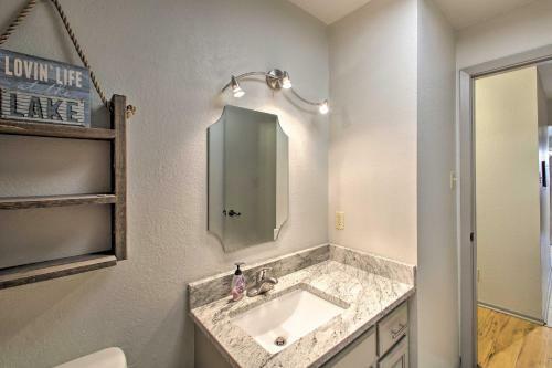 Apartamento Lakefront Condo With Resort Amenities And Balcony